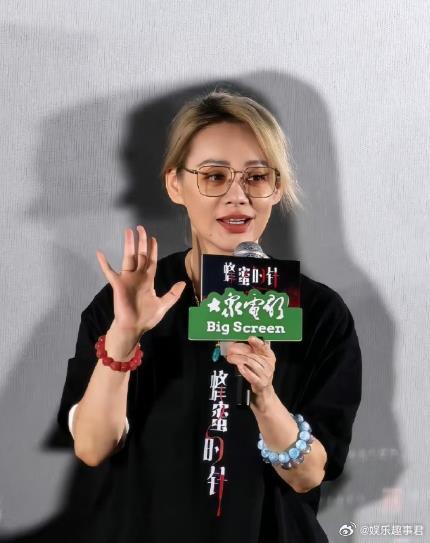 宁静 嘬腮大姐姐宁静参加电影《蜂蜜的针》线下活动，现场频繁做出"嘬腮"动作显示自