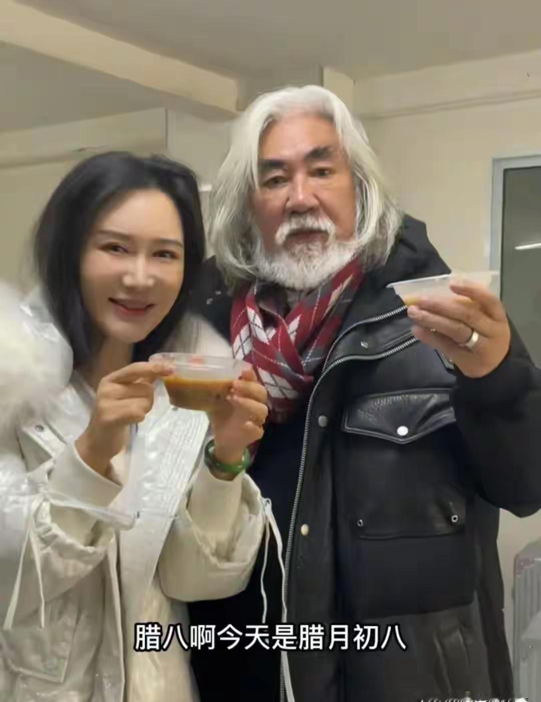 74岁生日直播，999朵玫瑰，单膝下跪，17秒的吻——弹幕刷着“尴尬”，订单却疯