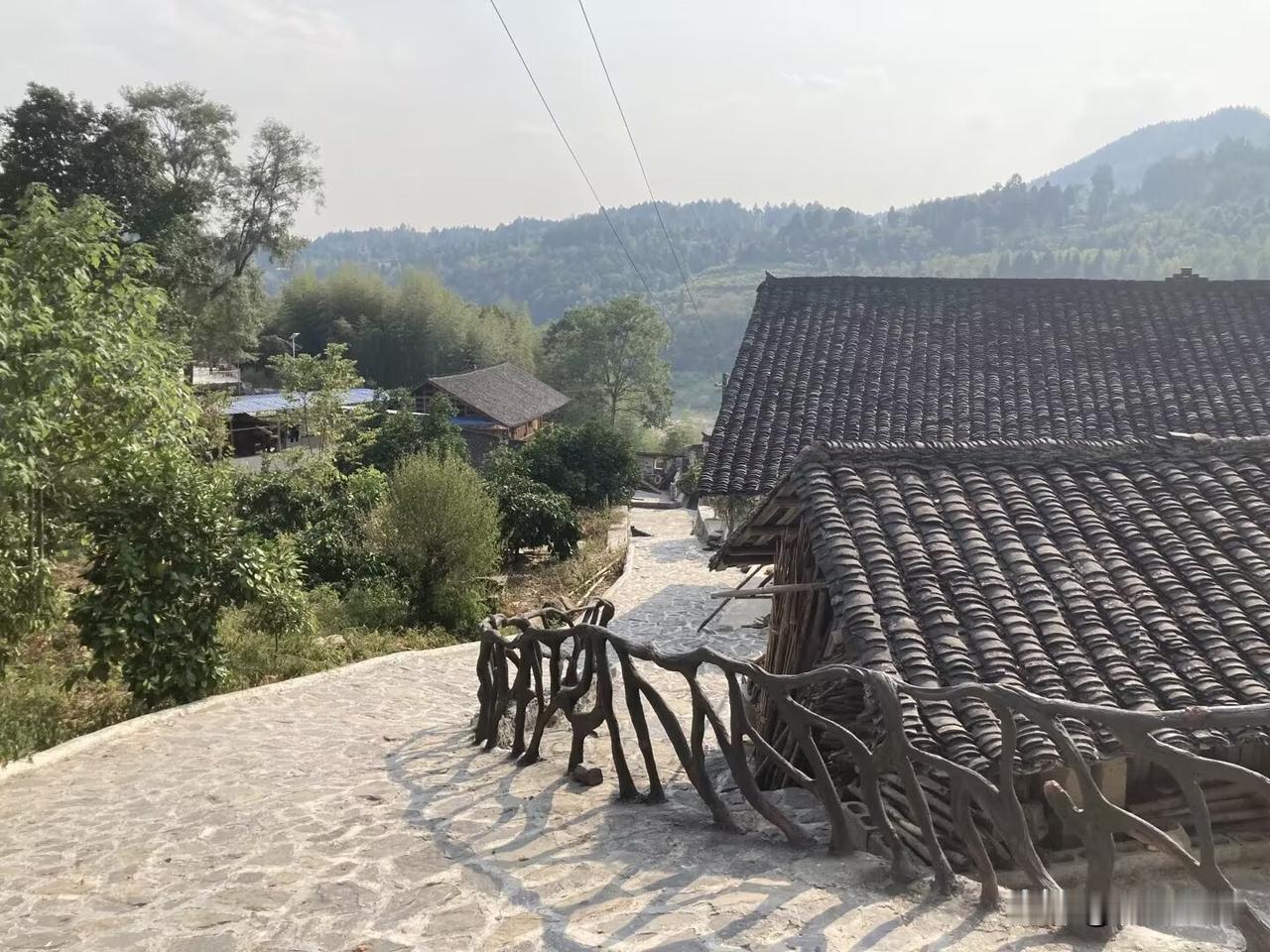 在农村，最颠覆三观、最让人无力反驳的真相，就是越懂事的孩子，这辈子越命苦。
 