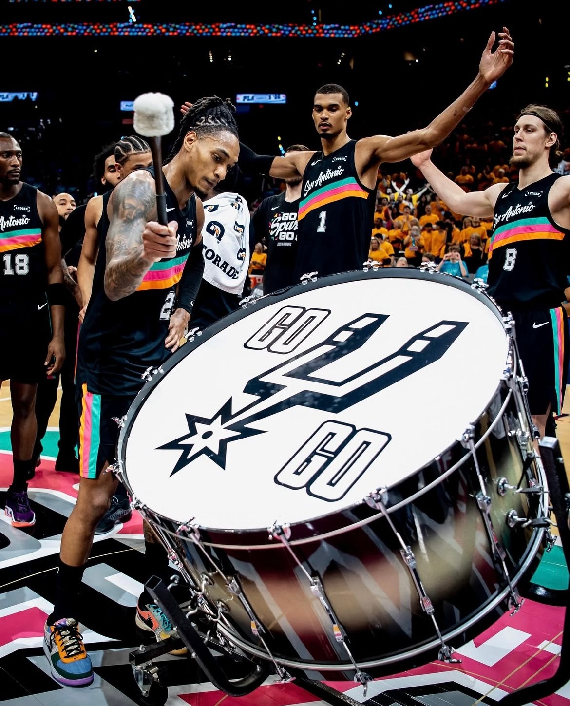 晚安马刺 慢慢来，好戏都在烟火里开场，你要等春风得意，也要等时间嘉许。晚安刺蜜明