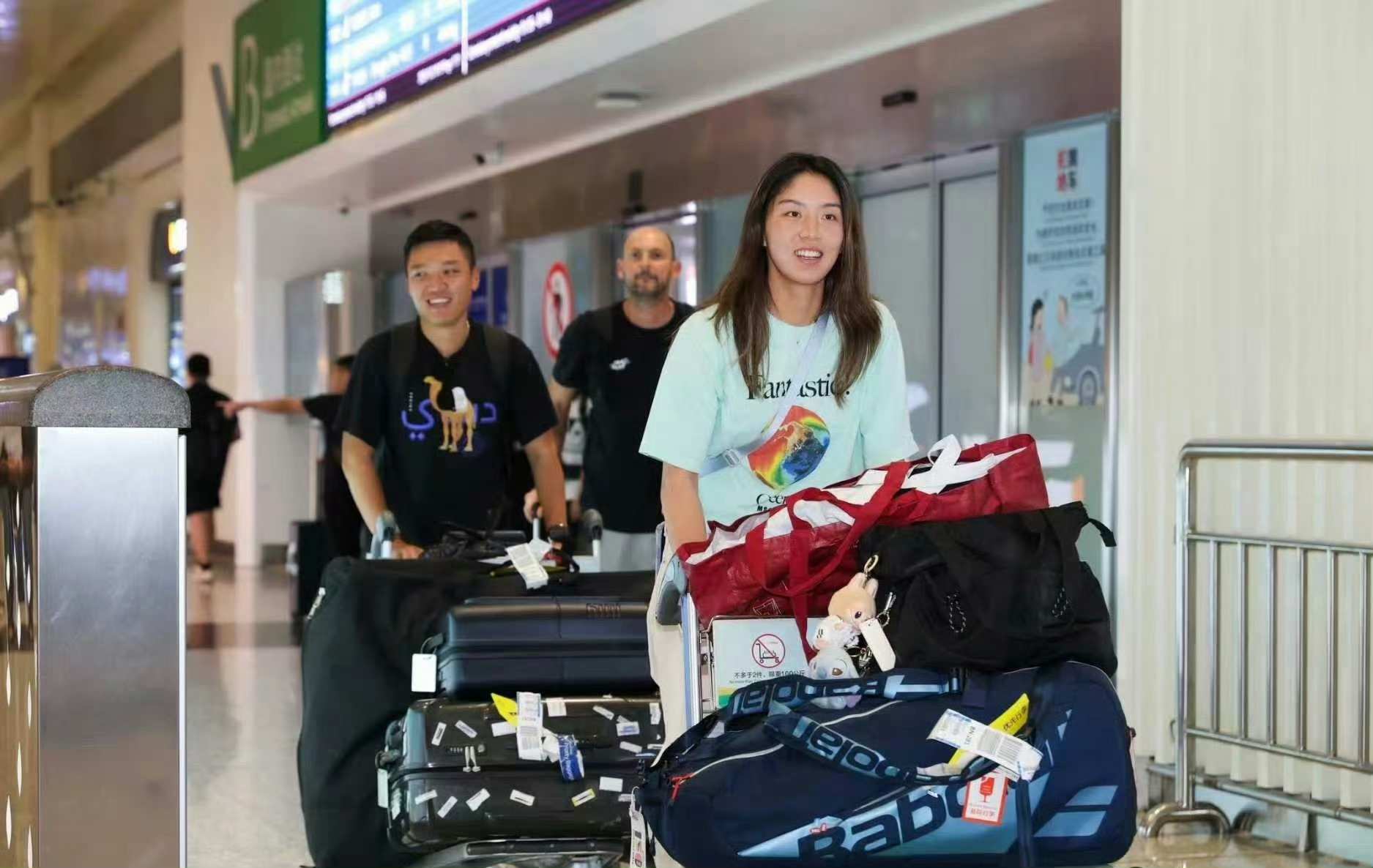 王欣瑜挂着labubu想着wakuku 又有谁能不喜欢可爱公仔嘛，都想拥有[憧憬