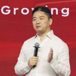 新浪科技独家获取的刘强东最新内部讲话视频显示，他指出"面对新技术冲击，无论是模式