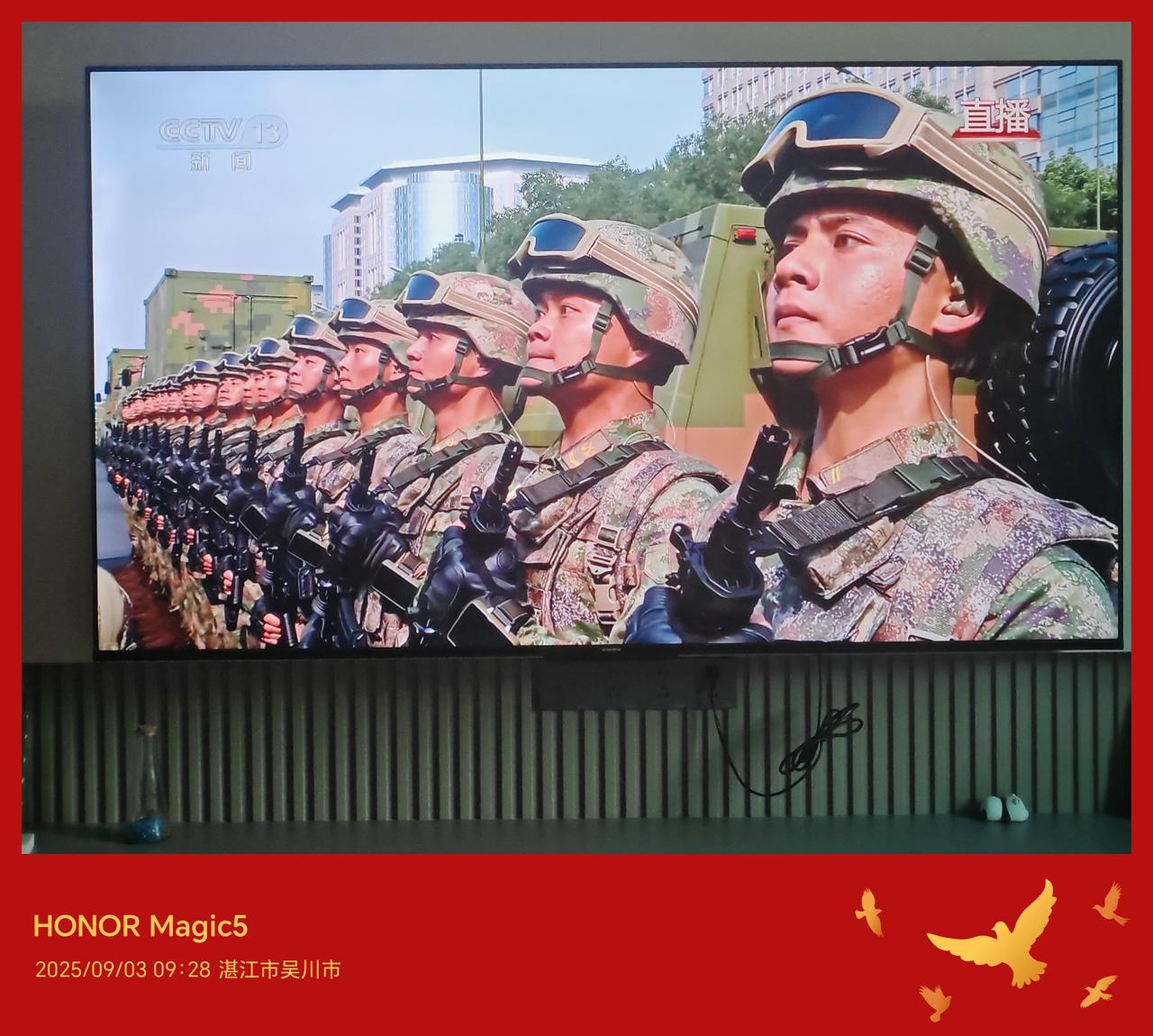 在阅兵式里，央视拍摄手法独特，给参加在场的士兵拍特写、登车的画面接近第一视角，使