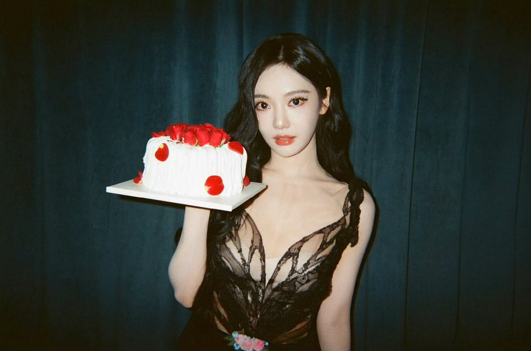 宁艺卓24岁生日照宁艺卓玫瑰蛋糕 生日快乐小猫咪 ​​​