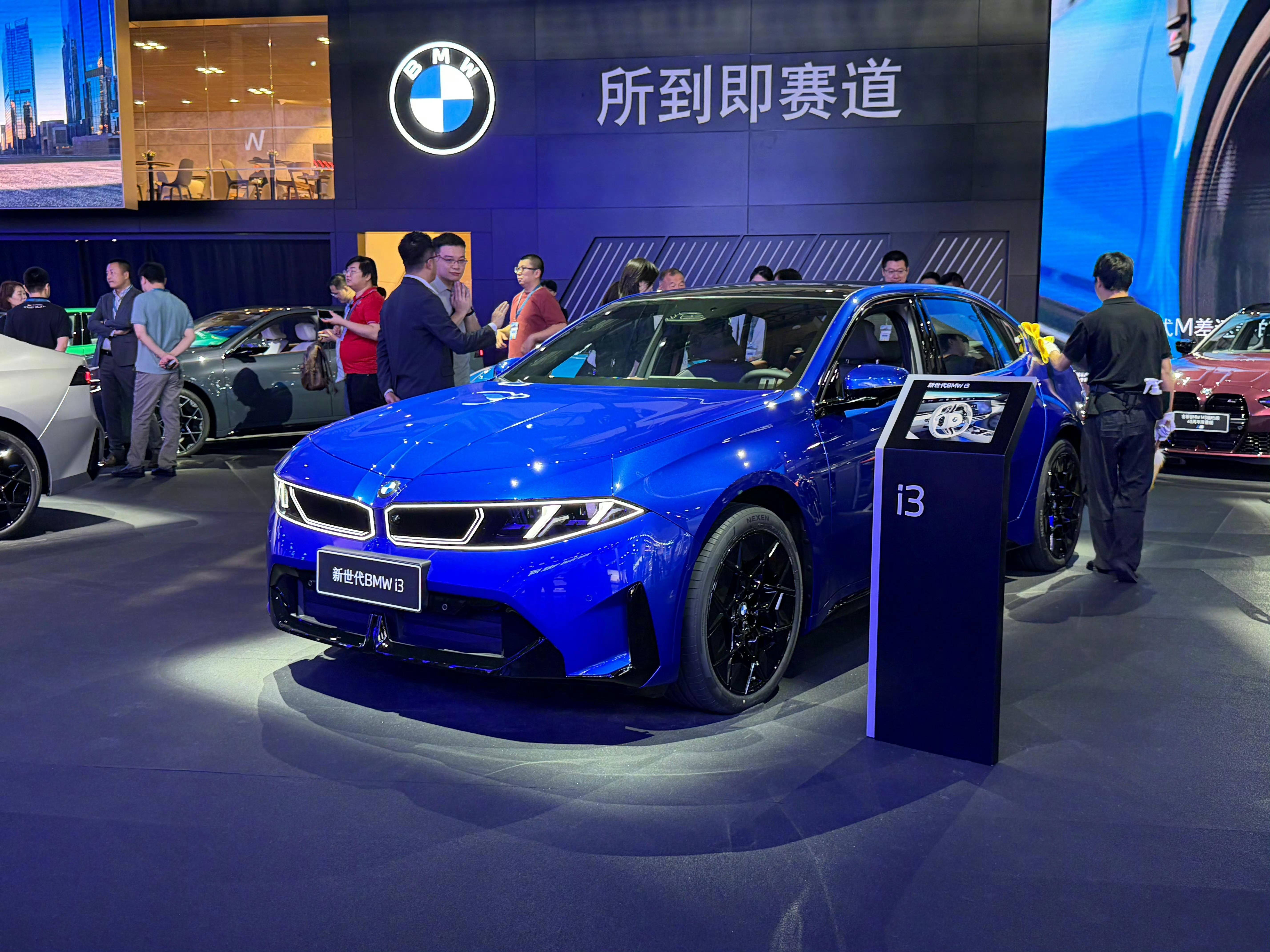 这还是你认识的宝马3系吗新世代宝马i3长轴距版今天成都车展亮相，内饰正式公开。这