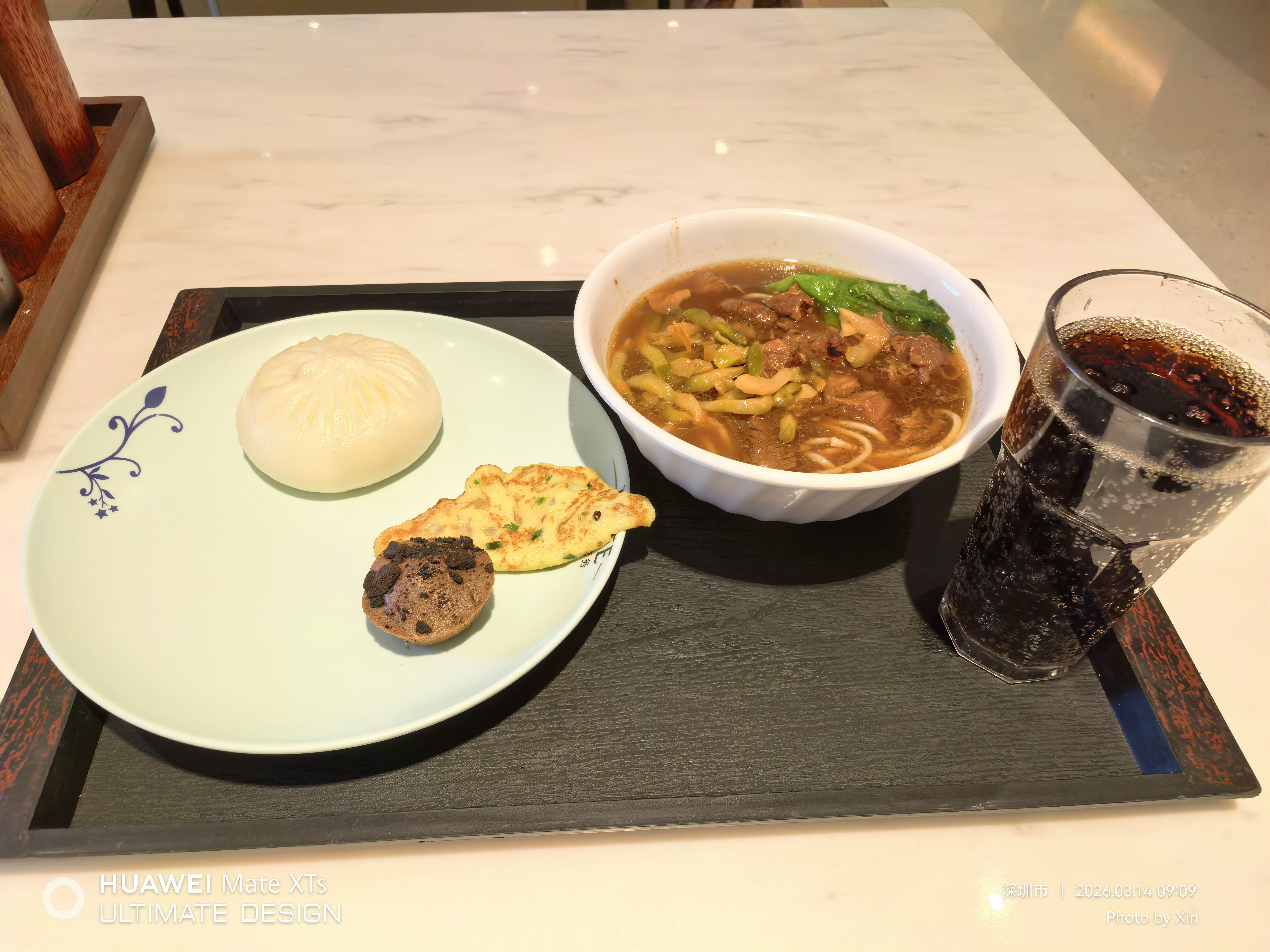 我还是挺喜欢宝安T3的这个贵宾楼的，因为吃的还不错~ 独立安检，小车送到飞机下面