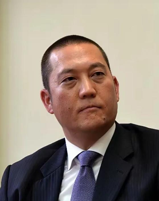 台湾创投圈的大佬蒋友松最近砸出了一个让整个岛内政坛炸锅的决定，他要强行搬走两口停