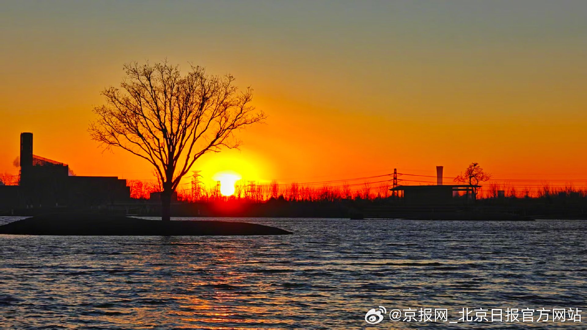 【叮咚！#北京落日奏响黄昏交响曲#】#北京晚霞是夕阳写的散文诗# 12月2日傍晚