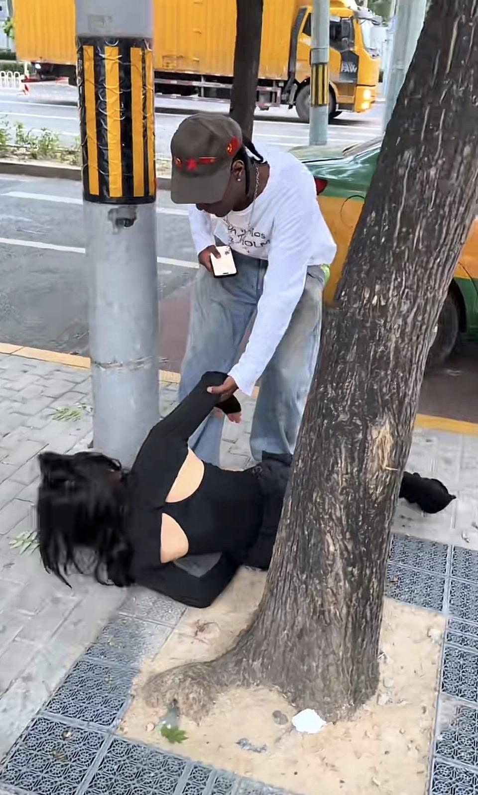 街头惊现“黑衣女侠”，英勇救人！👊🏾👏🏾
