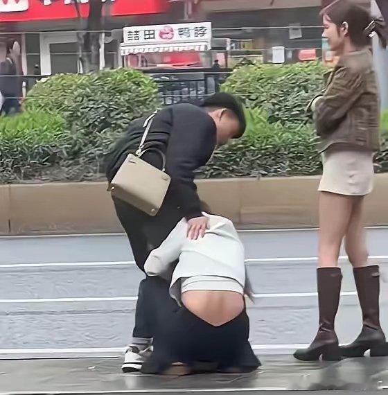 现在女孩都这么直接吗，抱着大腿不松手，旁边还有一个。 
