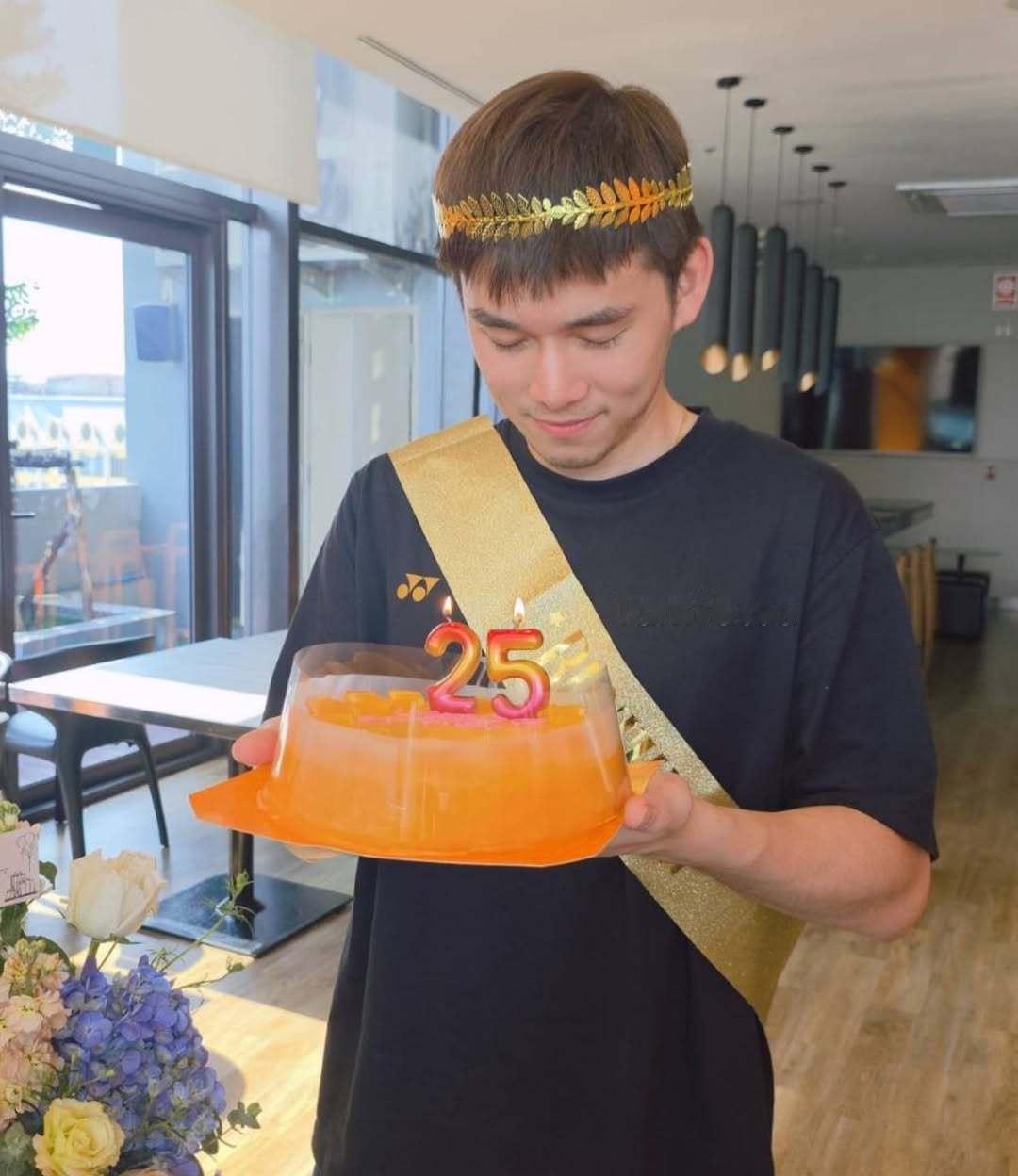 昆昆昨天庆祝25岁生日 羽毛球