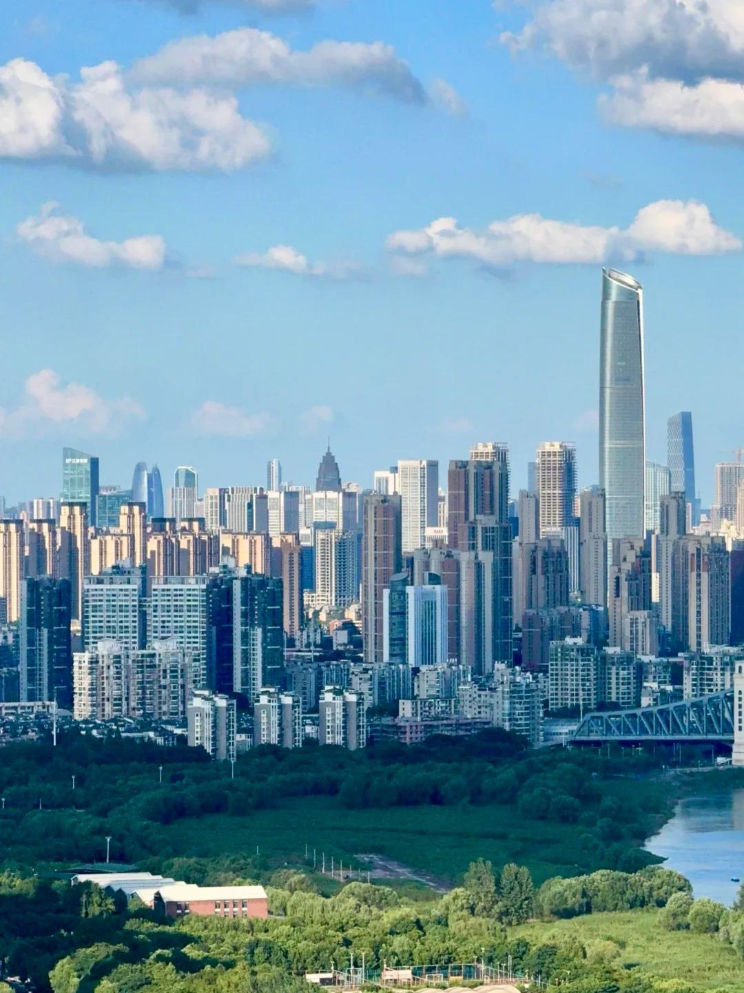 关于我国省城的虹吸能力，大致可以分成三个梯度来看。
一梯队的省城影响力基本局限在