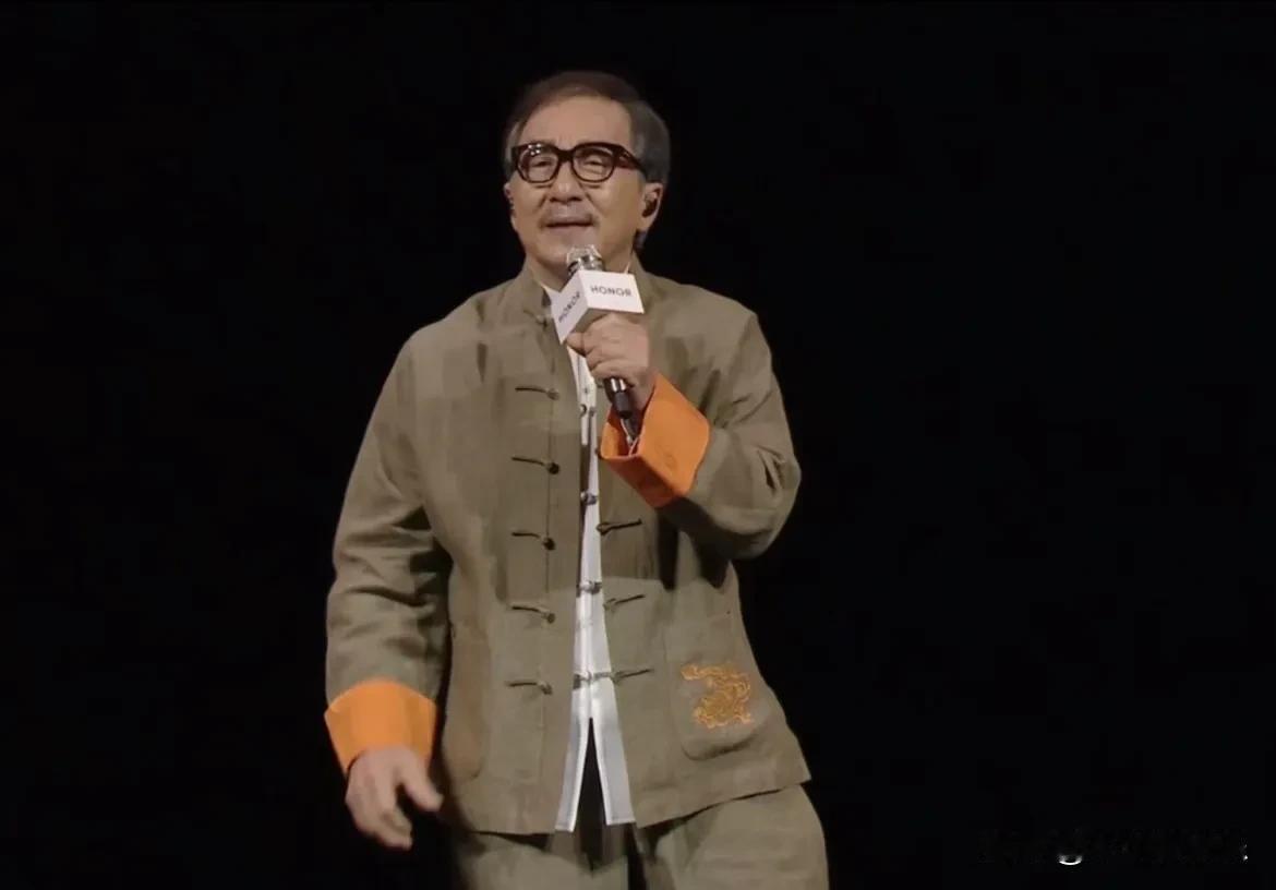 这也太让人惊喜了吧，成龙不仅出席了荣耀发布会，更是唱了《真心英雄》！
虽然成龙大