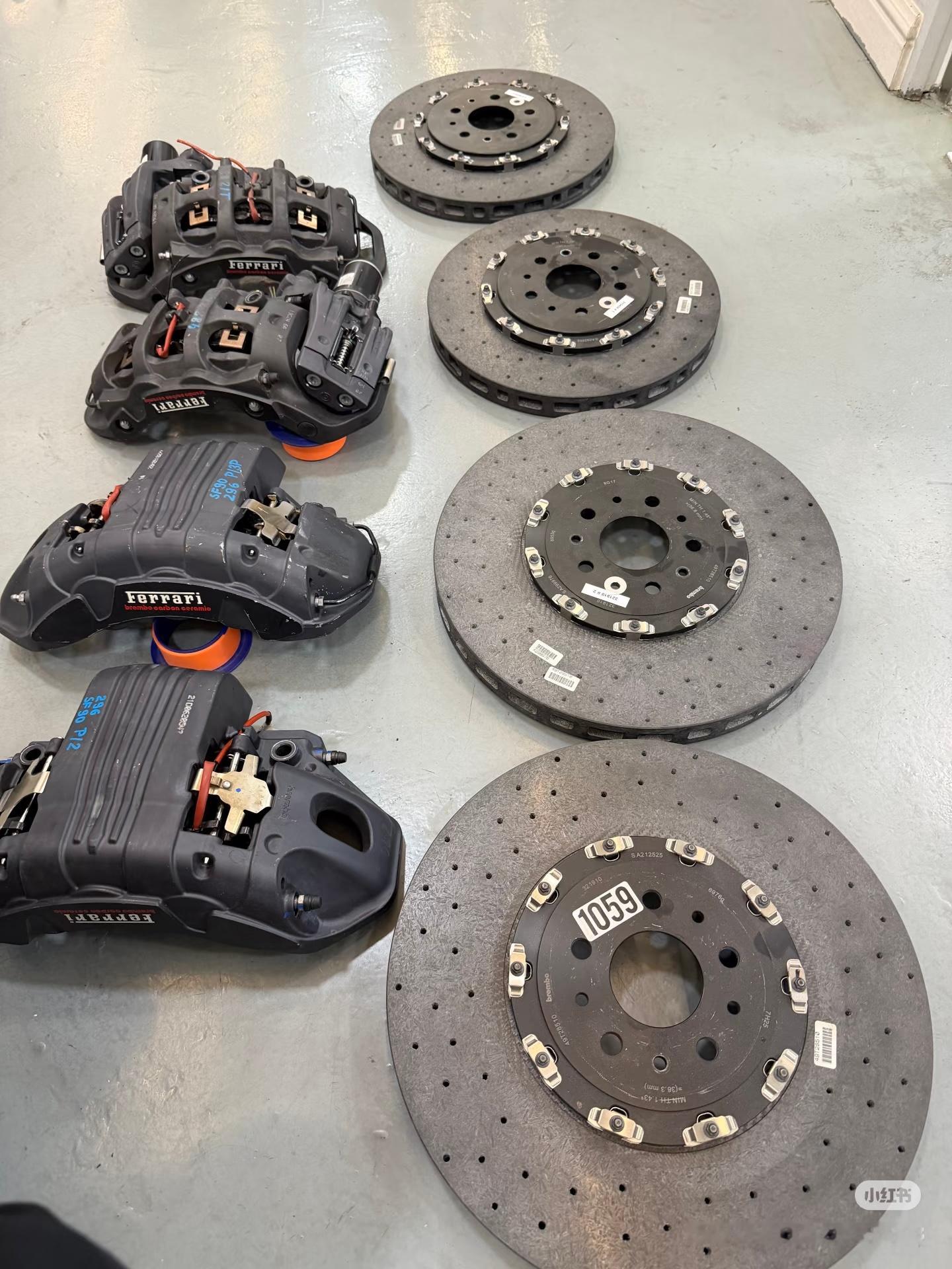 小黄鱼上有人卖 法拉利 SF90 的制动系统。法拉利这套东西很有意思啊。前卡钳自