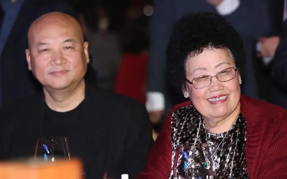 一次宴会上，陈丽华带着迟重瑞给王健林敬酒，面对陈丽华，王健林显得很恭敬，还放低了