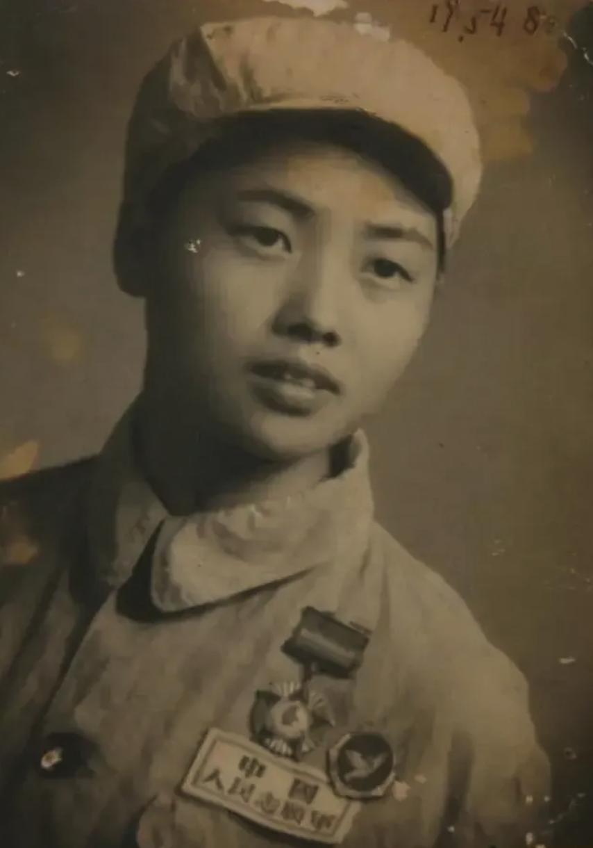 1951年，16岁女护士张道华，带着7名伤员突围时，眼睛被炸瞎，陷入昏迷，醒来后