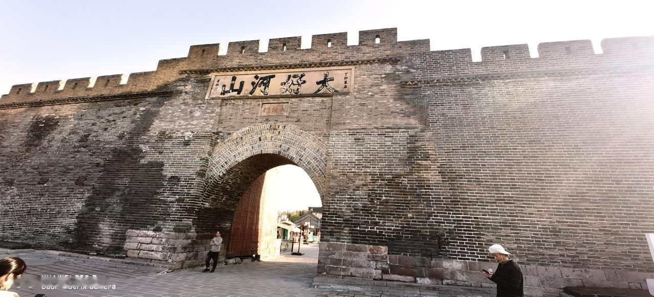 大境门上，“大好河山”，气势磅礴，威名环宇！
今天2025年10月13日，我来到