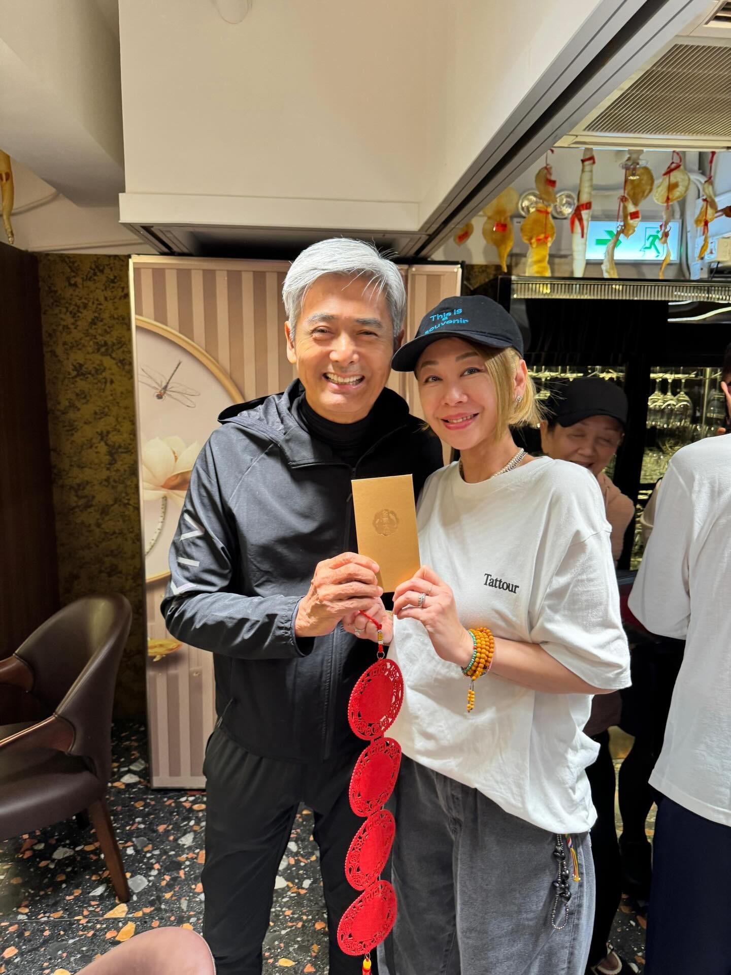 黄浩然夫妇元宵节跟周润发聚餐 