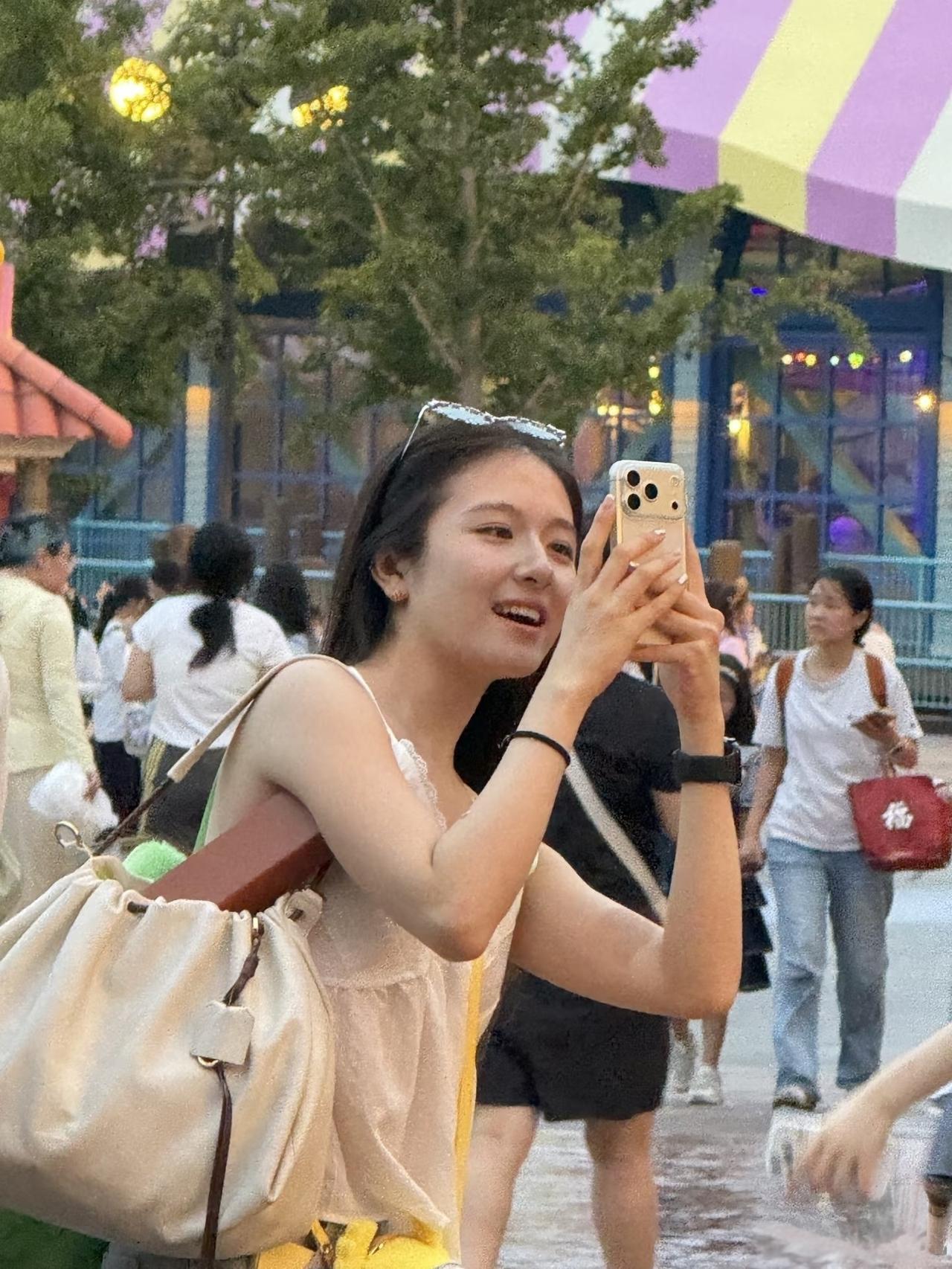 李兰迪与朋友一起逛环球影城，
白色小吊带搭配牛仔裤，
简约休闲，
时尚有活力！