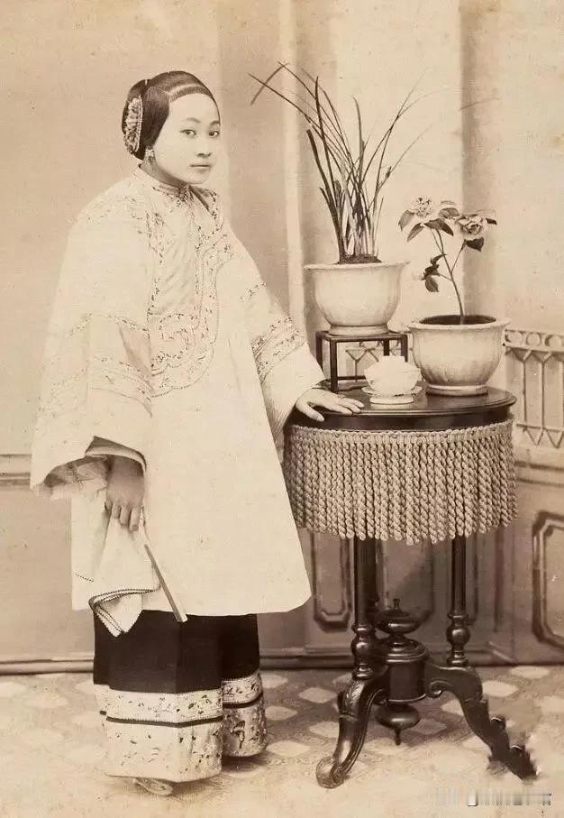 1880年代，上海贵夫人罕见绝版真实老照片。美人卷珠帘，深坐颦蛾眉。#中国历史老
