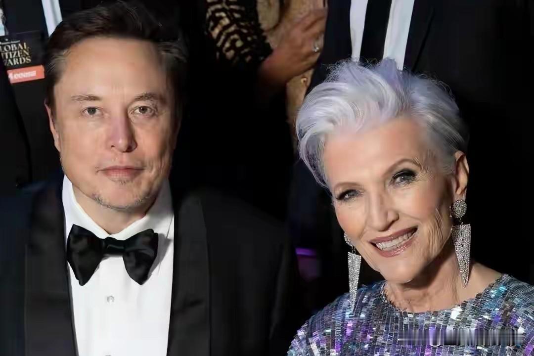 马斯克没有坐总统的专机回家，而是带着6岁的儿子，跑到上海看老妈去了。
 
原来，