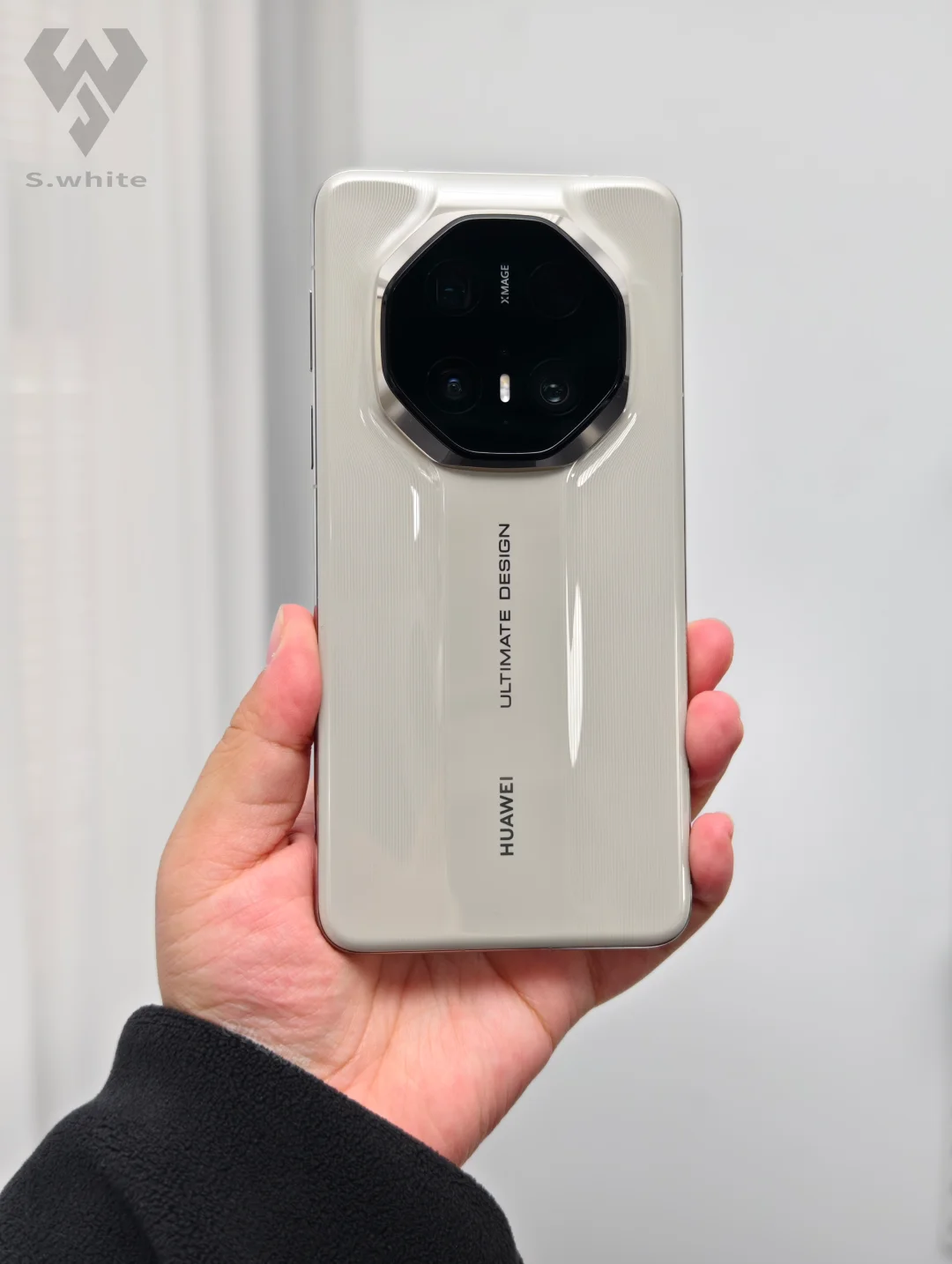 华为Mate70RS非凡大师·皓白真机上手 打几分