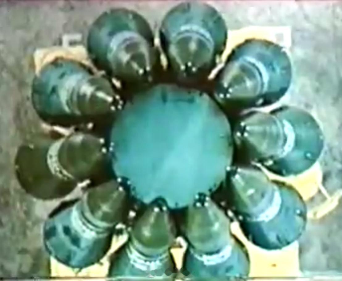 10花聚顶，但是每朵“花”是40万吨TNT，一枚销半个欧洲
SS-24"手术刀"