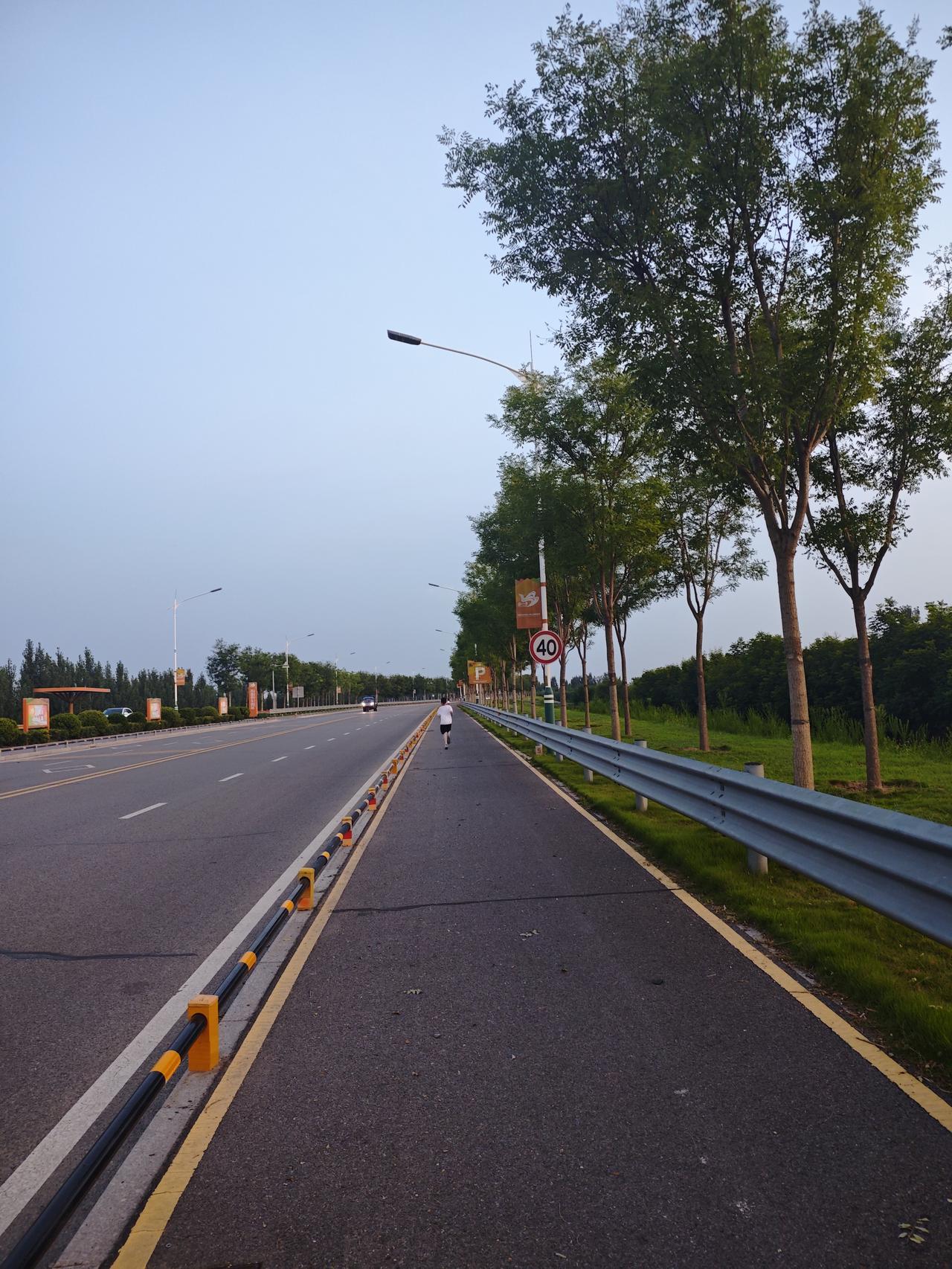 “你儿子胃口这么好你还老说他吃饭不好！”朋友说我。
回老家那天三家一起吃饭，朋友