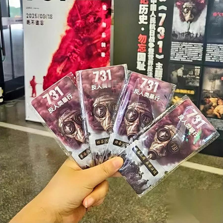 刚从影院出来，手还在抖。

不是吓的，是气得肝疼。

旁边大姐攥着奶茶杯，杯壁都