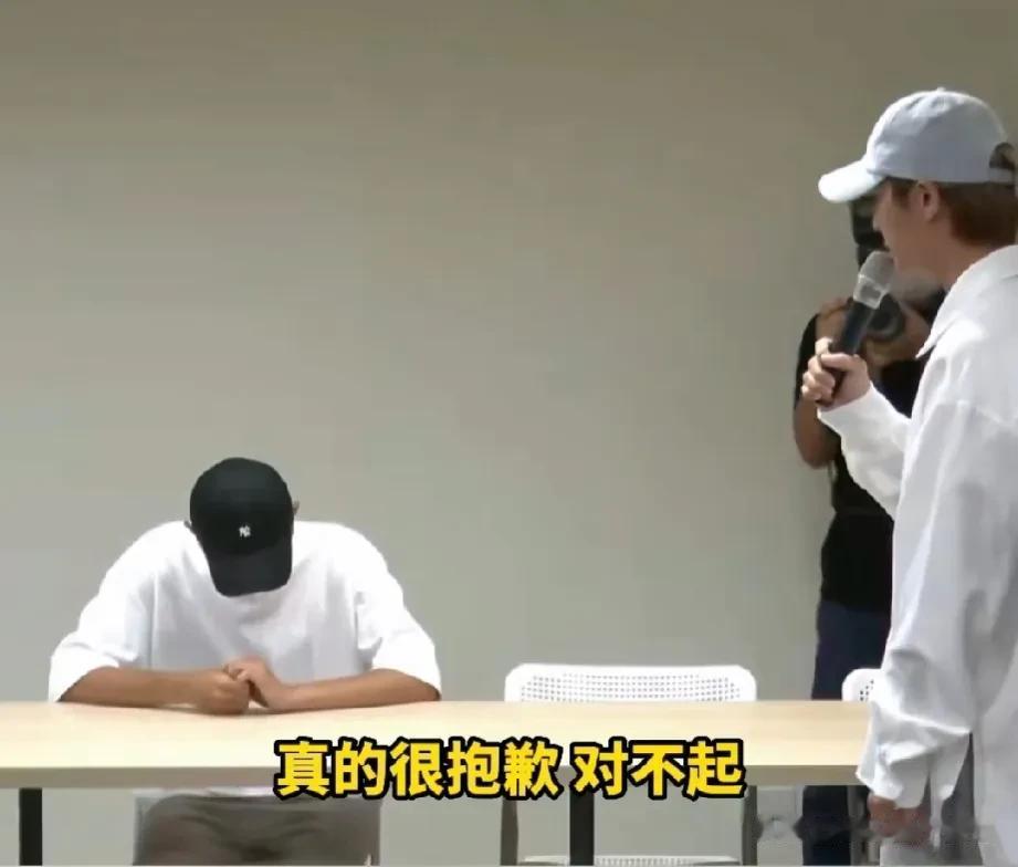 炎亚纶真的秀啊！好有戏啊！
邱耀乐记者会炎亚纶惊喜现身，哈哈哈！
人家的记者会，