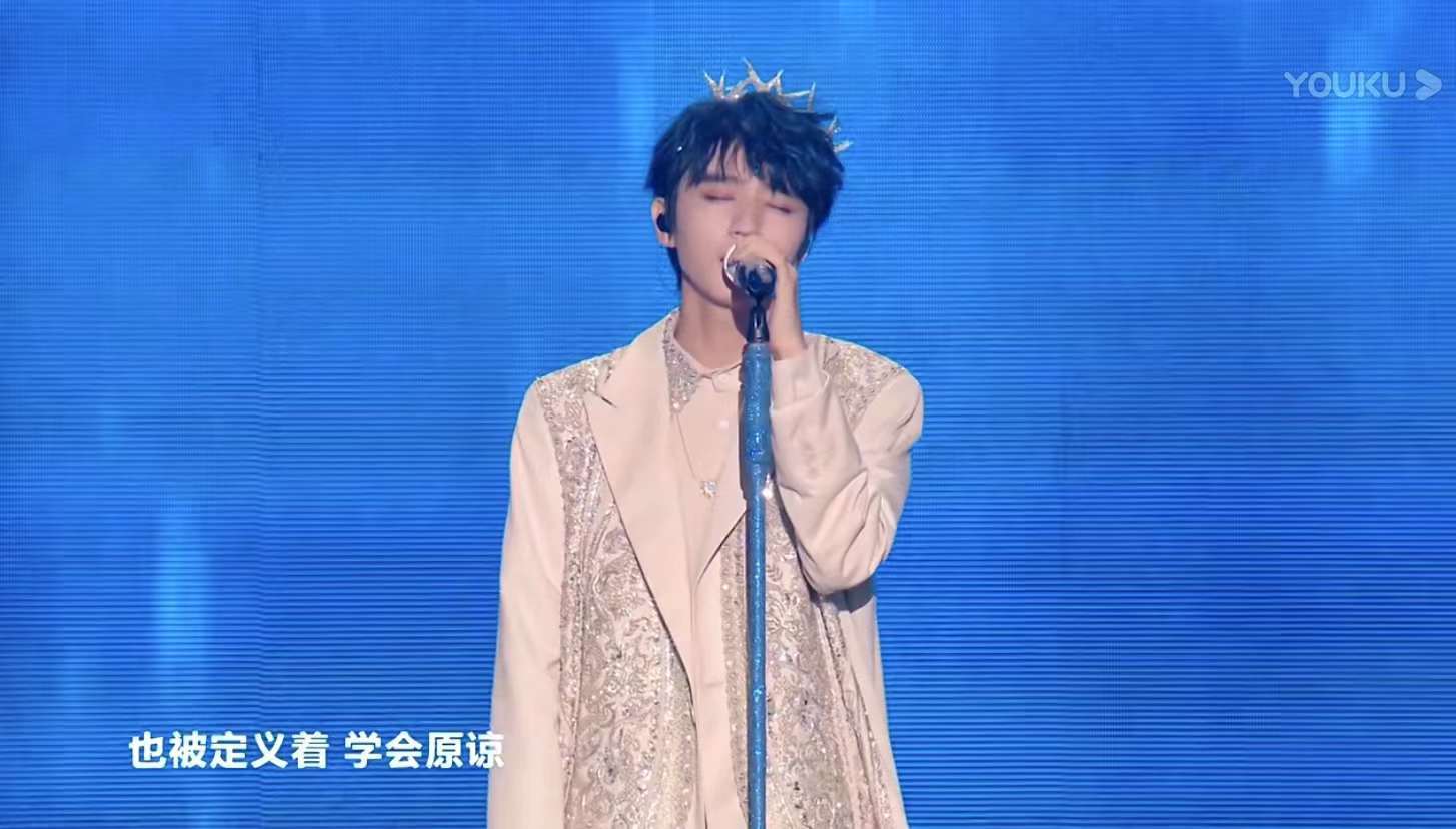 #TFBOYS十年之约演唱会# 新歌《回望》首唱，起回看过去后再好好展望未来，久