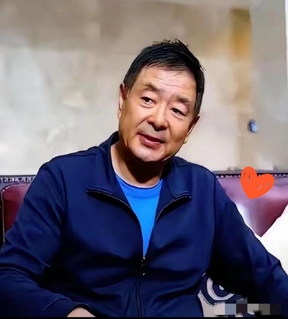 72岁的濮存昕，夜里总会用一根布带，将自己与94岁患上阿尔茨海默症的母亲紧紧系在