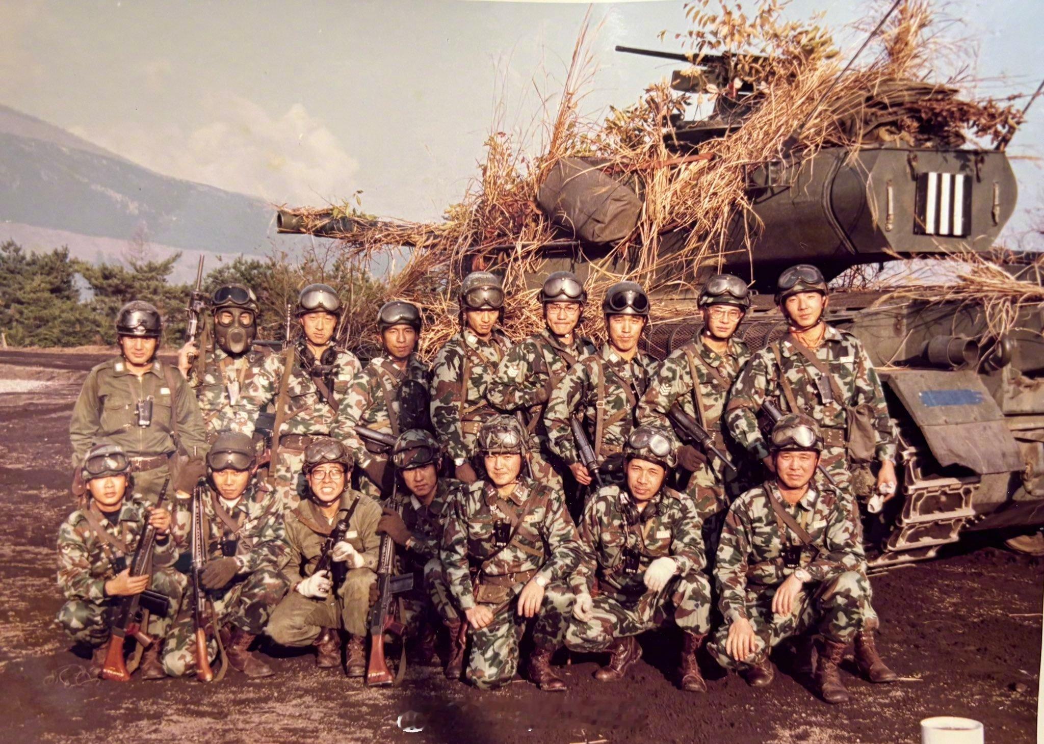 烽火问鼎计划 1977年，日本陆上自卫队坦克乘员中，车长配备手枪，炮手和驾驶员配