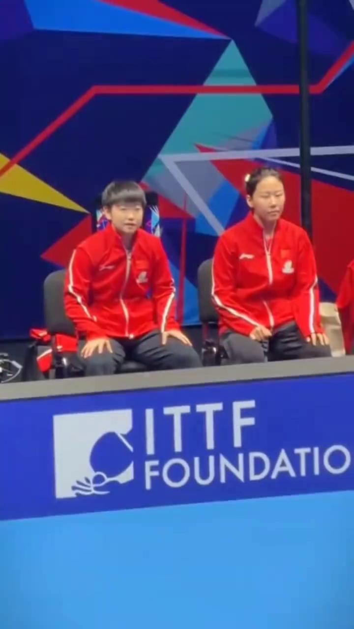 索琳送上掌声，国乒女队夺冠时刻。
我们是冠军喽。王曼昱与孙颖莎击掌，姐妹一起扛下