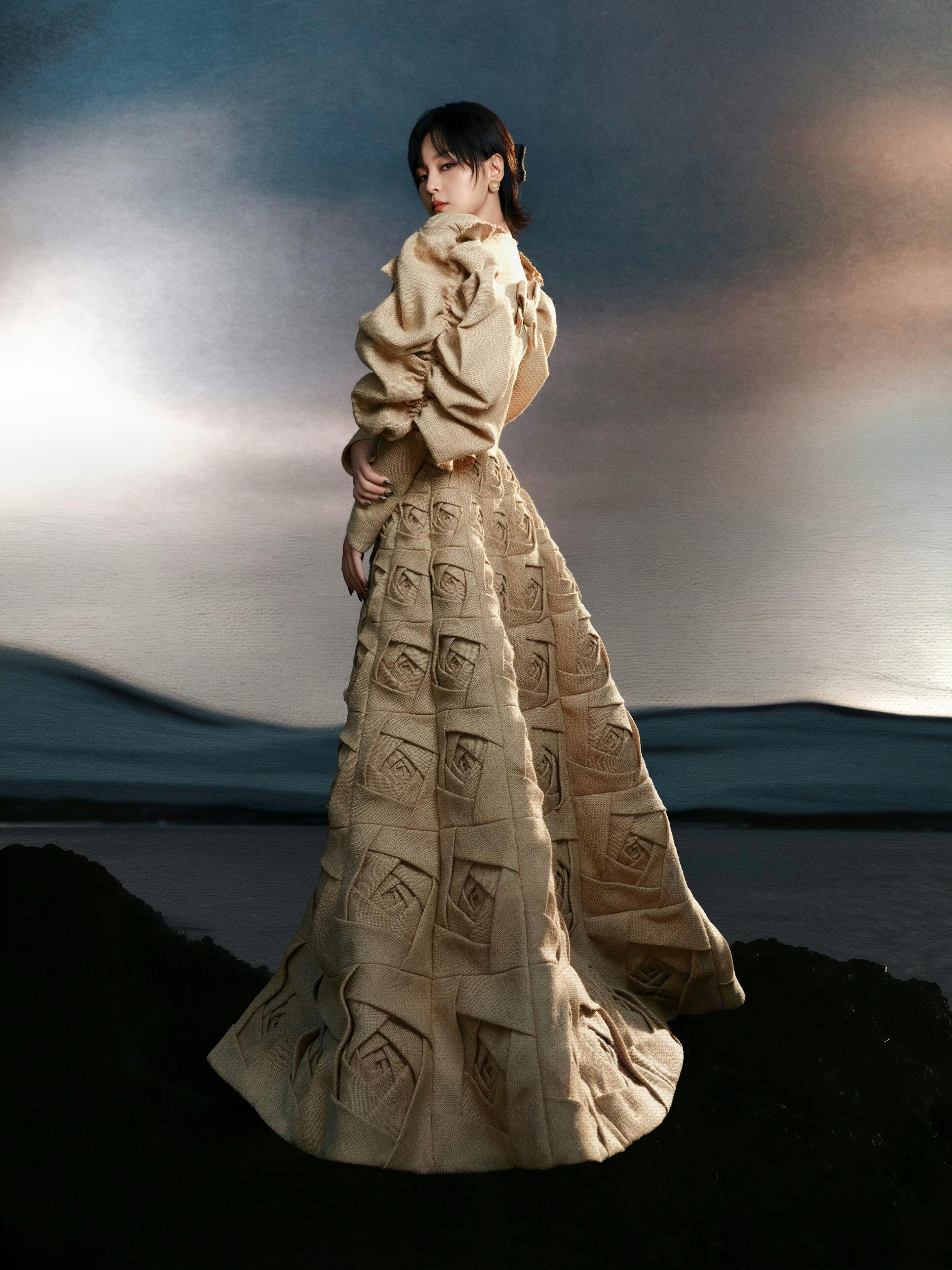 周笔畅演绎 Viktor & Rolf 2026秋冬高定周笔畅上身两套Vikto