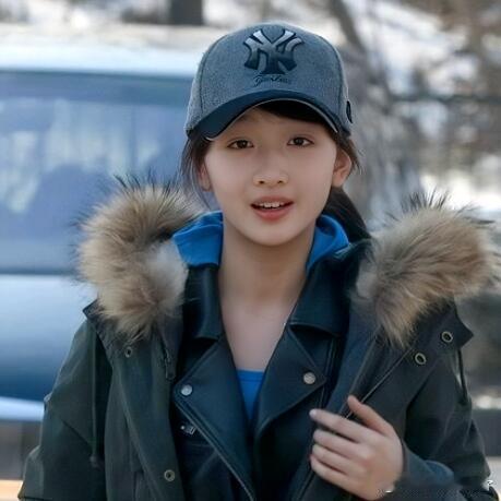 周冬雨回应整容争议 妆容能改变人是真的！！周冬雨底子本就出众，早年凭清纯灵气出圈