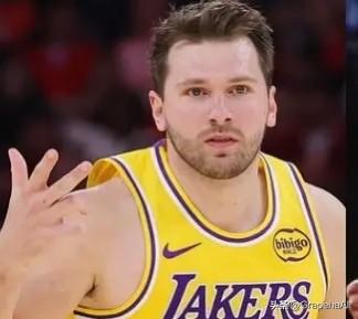 NBA评论员A-史密斯近日在一档节目中谈到了东契奇的表现。

A-史密斯说道：东