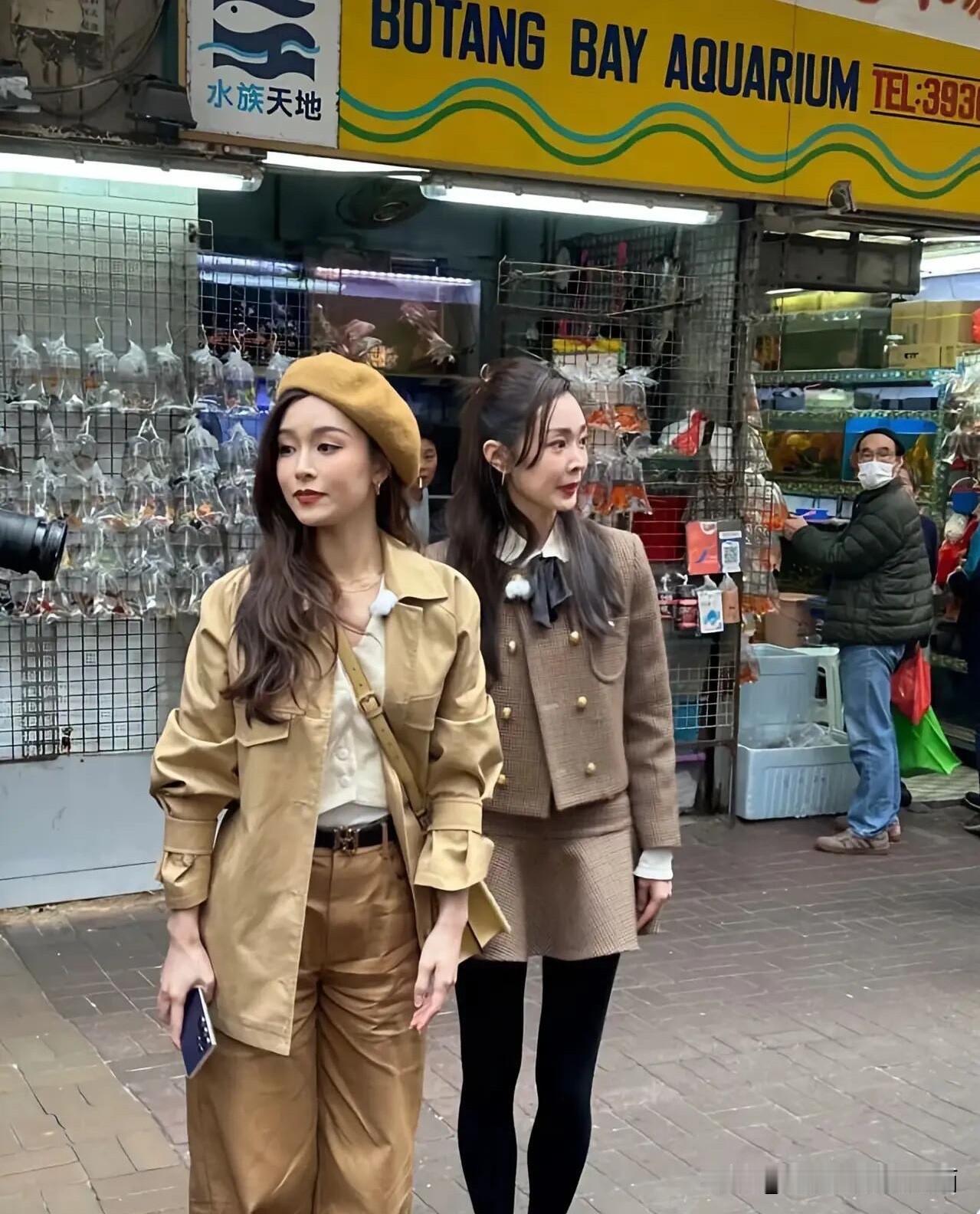 之前觉得宋轶穿旗袍时候的样子特别迷人，有女人味，没想到她穿这样简约大气有品味的套