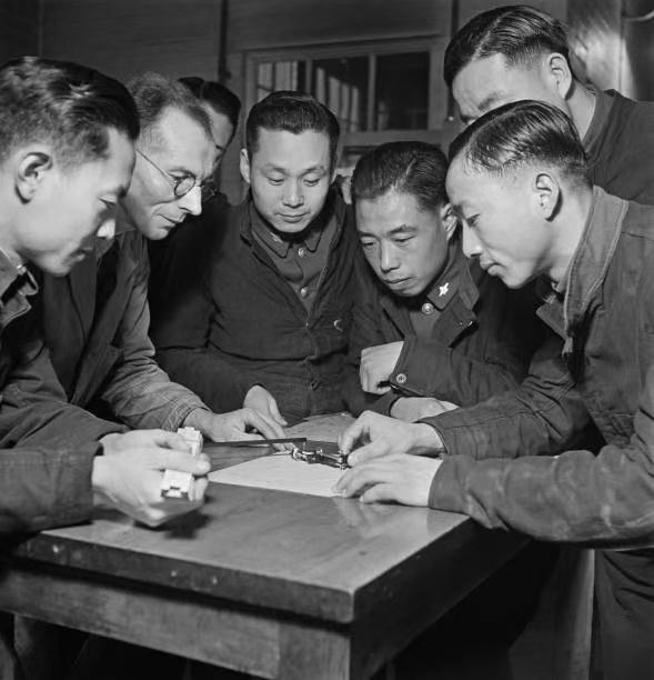 1944年12月29日，一群中国空军军官在英国贝德福德郡亨洛皇家空军基地，由一名