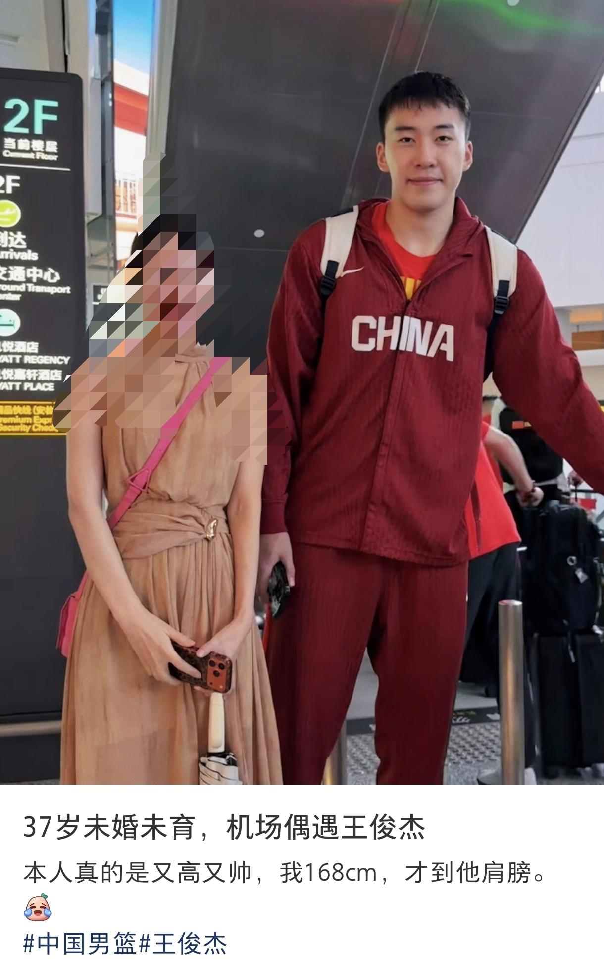 王俊杰很帅，可是前半句和后半句好像没什么关联啊。未婚未育是王俊杰造成的吗？