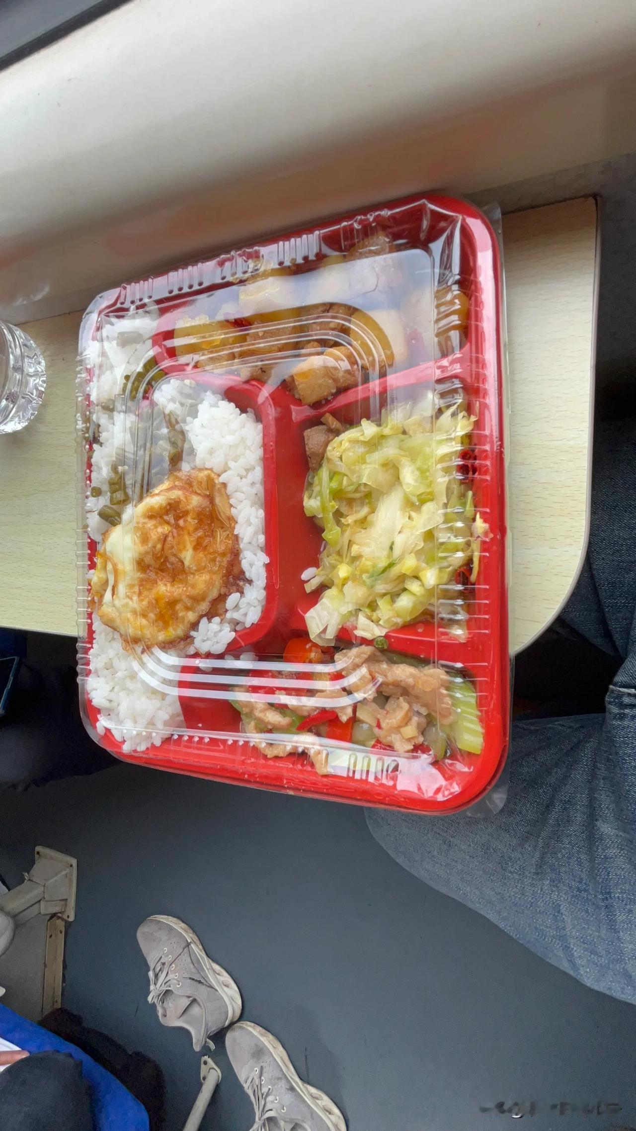 重庆西开往杭州的绿皮火车！
大家猜猜这一份盒饭🍱多少钱！#火车的美食#