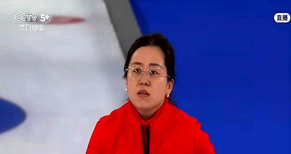 央视解说柳荫在直播中哽咽了。
她看着王芮独自站在场边，那个在最后一投把冰壶推出赛