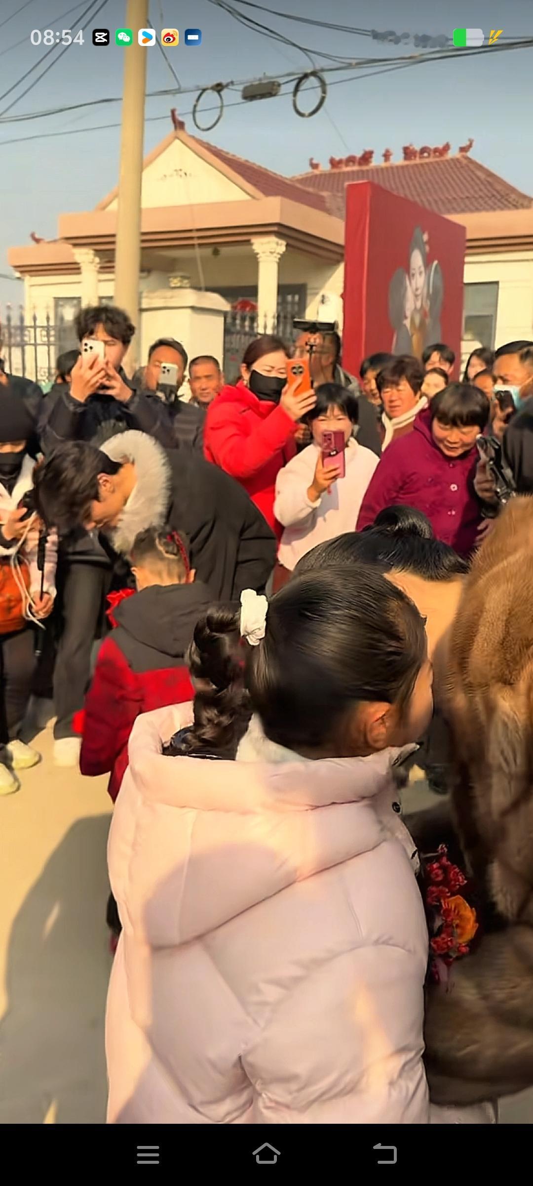 有人说孩子承受不住太多福气。有个拥有100多万粉丝的大网红，请了106位明星为自