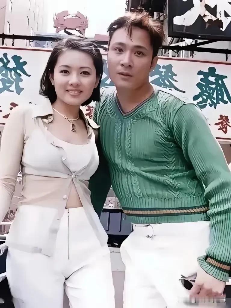 上世纪90年代 ，帅哥吴镇宇和靓女李丽珍的一张合照。
这照片看起来非常真实，没有