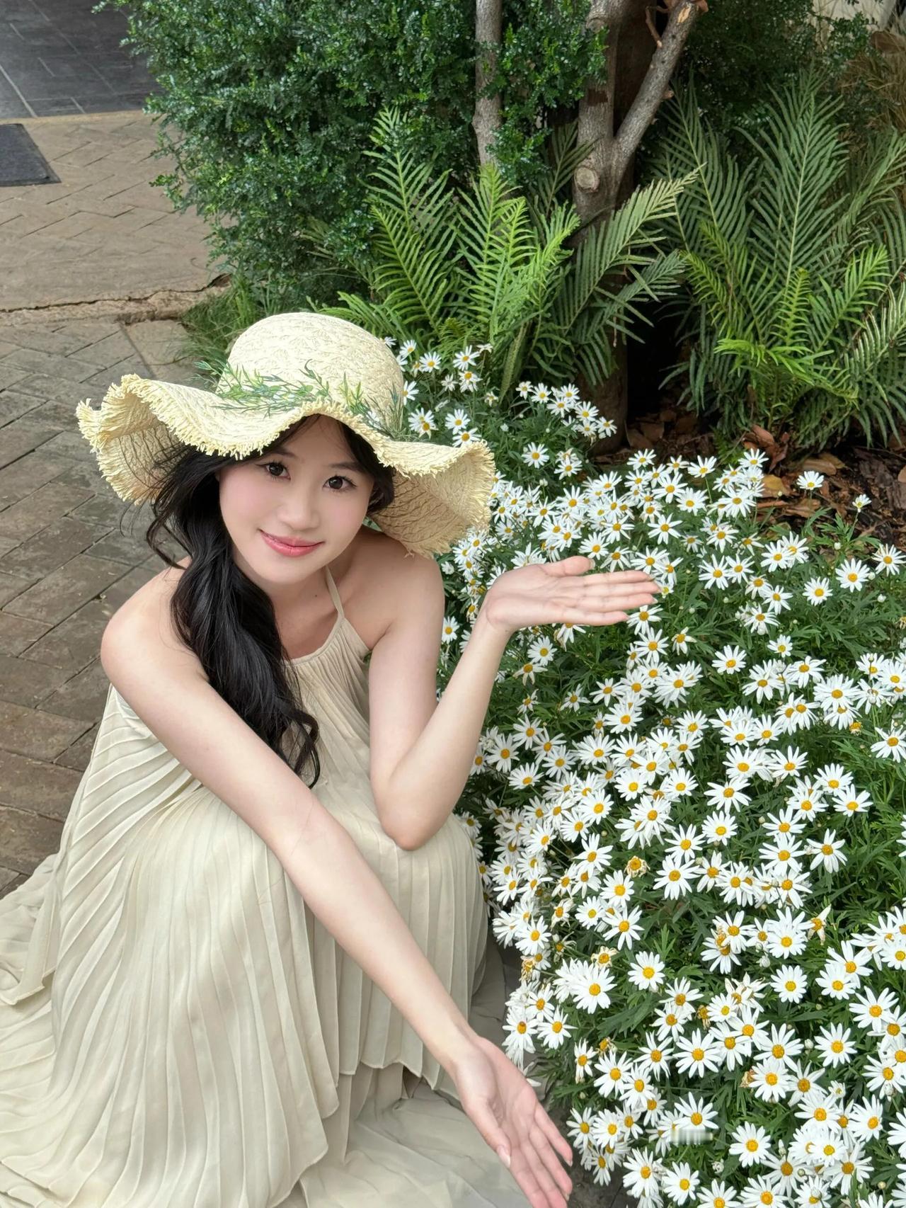 夏日花海中的甜美少女