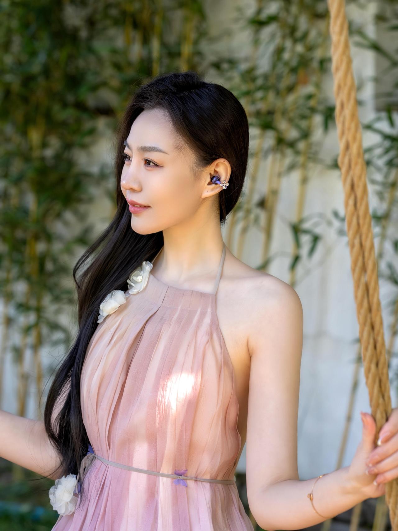 温柔粉裙少女，竹林间轻抚发丝，岁月静好。