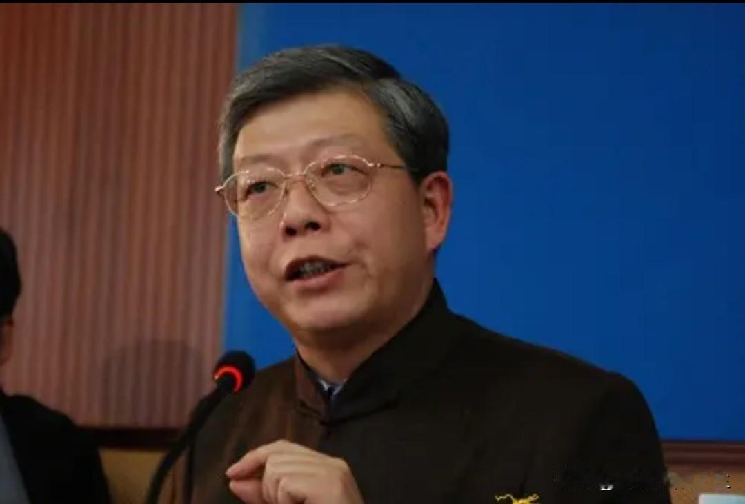 北大学者解万英说过一句特别清醒的话：“给少数人赚暴利，用不着经济学家；让多数人共