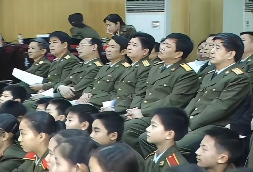 杨洋军艺入学第一天就后悔了我不行了，杨洋军艺师兄分享了杨洋在校时看汇报演出的照片