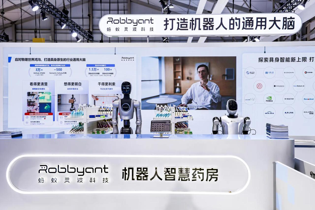 一台机器人在模拟药房拣药，外滩大会这次拿出真东西了
外滩大会现场，一台具身智能机