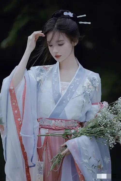 古典美人！
但有点小瑕疵，你能看出来么？